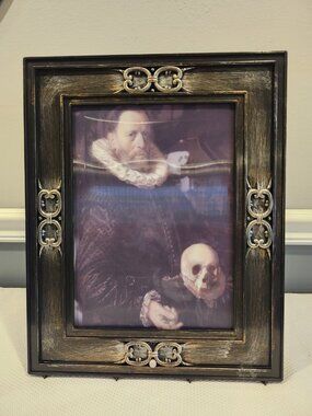 Gemmy~Halloween~MAN HOLDING SKULL~Portrait~Picture~Motion Activated~Lights~Sound